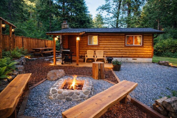 Cabin in Ashford, US
