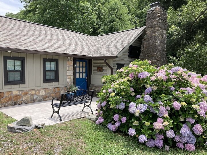 Cabin in Hendersonville, US