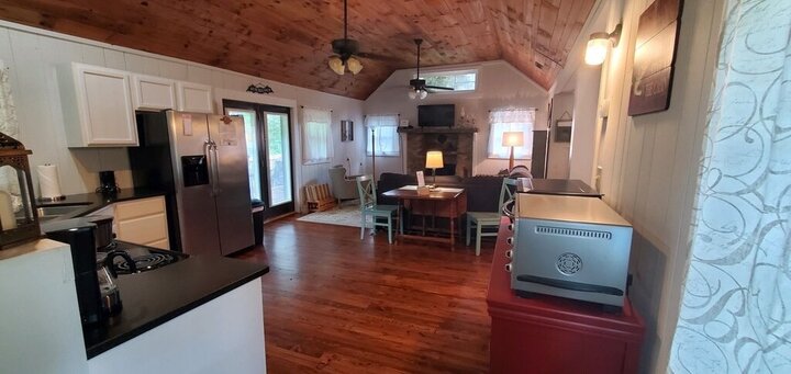 Cabin in Hendersonville, US