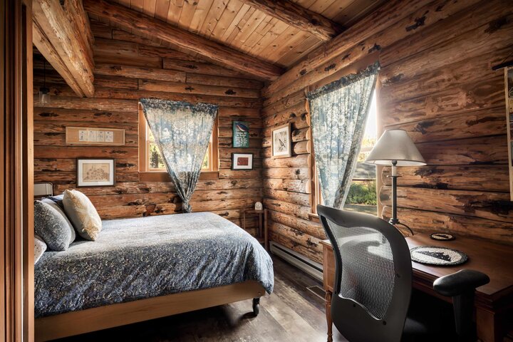 Cabin in Paw Paw, US