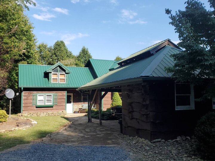 Home in Spruce Pine, US