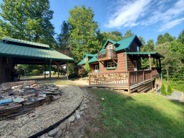 Home in Spruce Pine, US