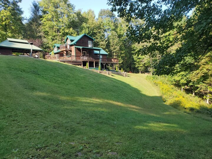 Home in Spruce Pine, US