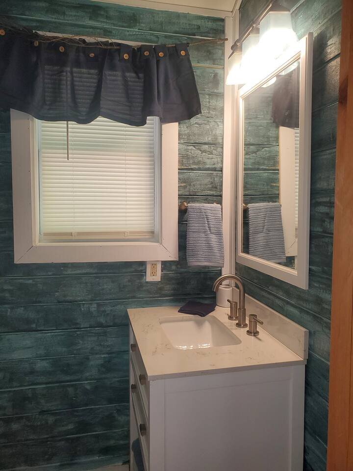 Home in Spruce Pine, US