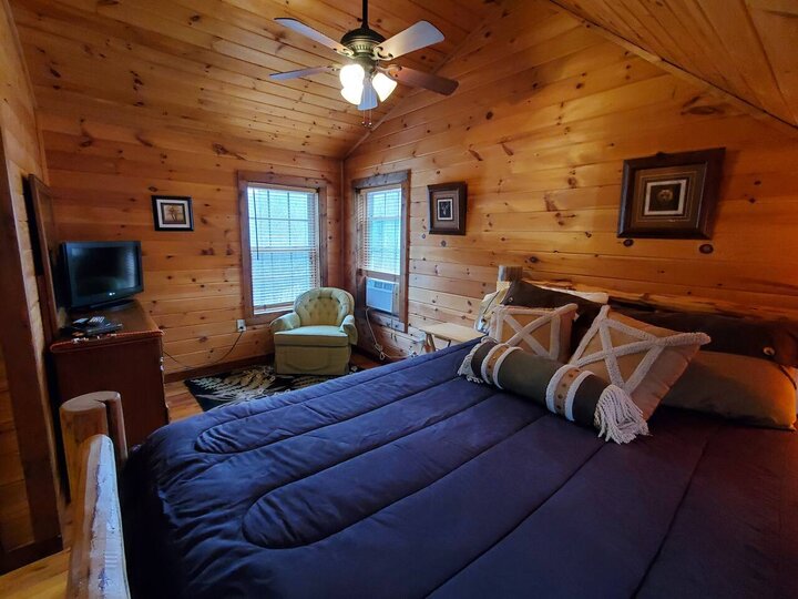 Home in Spruce Pine, US