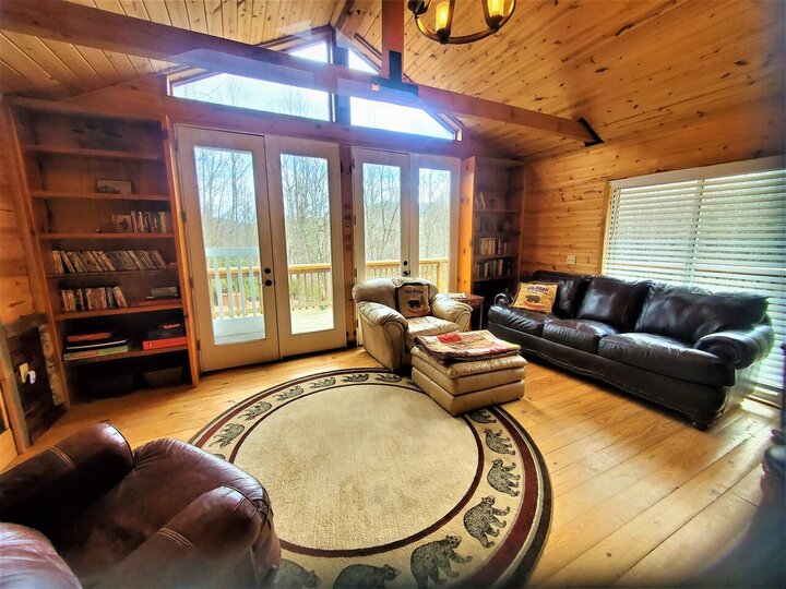 Home in Spruce Pine, US