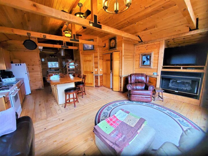 Home in Spruce Pine, US