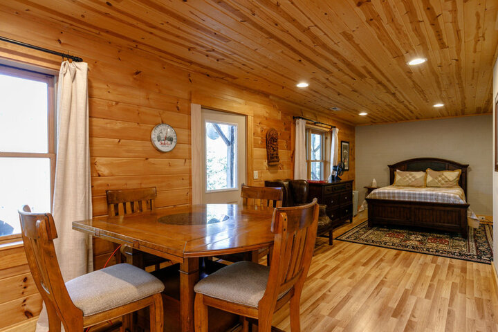 Cabin in Old Fort, US